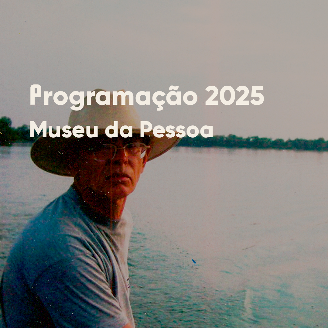 Fotografia de um homem com chapéu. Atrás dele tem um rio. Está esrito: Programação 2025 Museu da Pessoa.