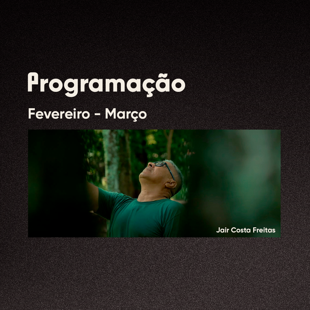 Fundo preto. Está escrito: Programação Fevereiro-Março. Um homem abre os braços para cima e olha para o céu na mata.