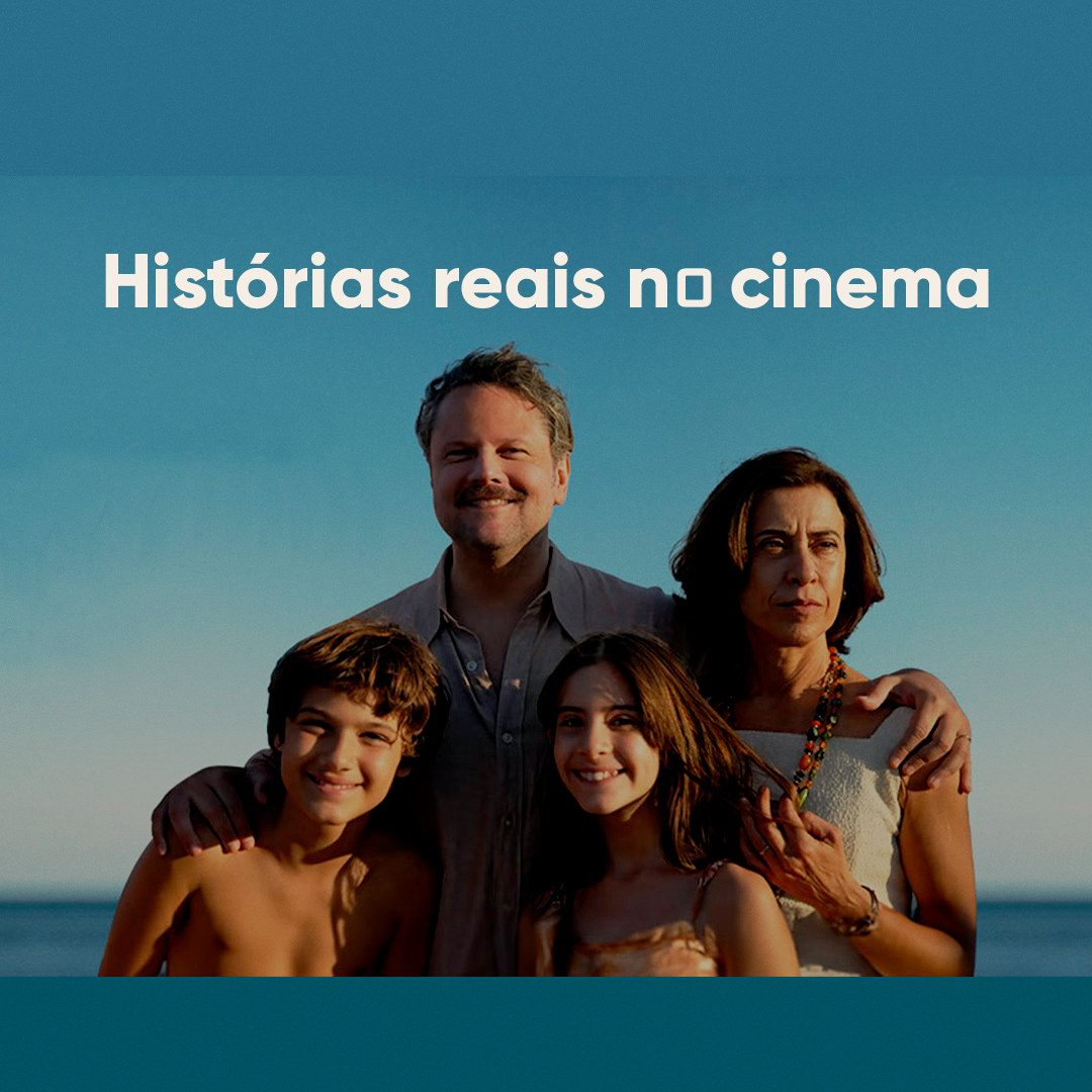 Fotografia colorida de Selton Mello, Fernanda Torres, Guilherme Silveira e Cora Mora estão juntos em um fundo azul em uma cena do filme Ainda Estou Aqui de Walter Salles